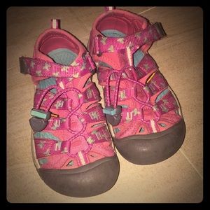 Little girls Keen outdoor sneaker/sandals